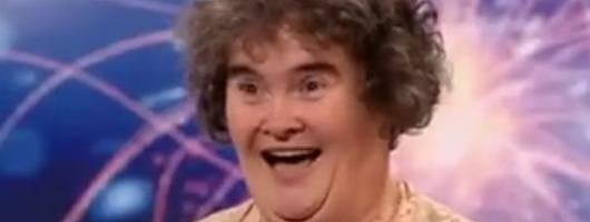 Susan Boyle diz que colegas a queimavam com cigarro no colégio