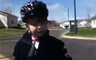 Menino se empolga ao andar de bicicleta 