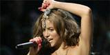 Shakira canta e rebola em cima de carro