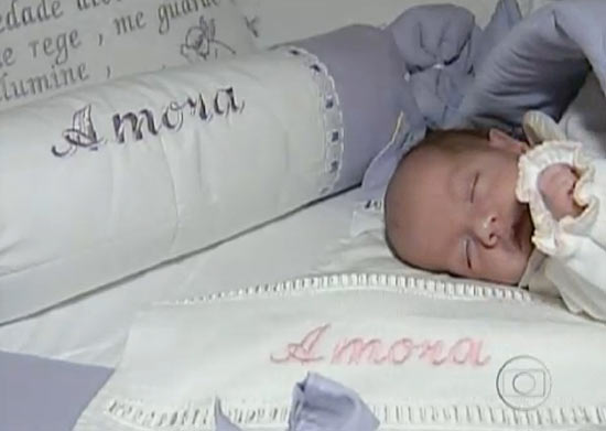 Pais levam nove meses para registrar filha com nome de Amora - 