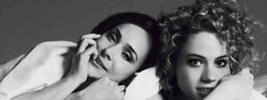 Gabriela Duarte e Leandra Leal posam juntas na cama