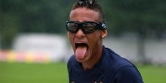 Neymar exibe óculos que usará na decisão do Paulista