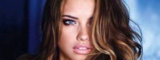 Adriana Lima mostra as curvas de lingerie 