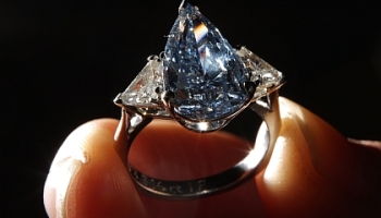 Raro diamante azul em leilão pode alcançar US$ 5,8 mi
