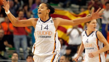 Dona do garrafão nos EUA e na Europa, Érika quer voltar a defender a seleção