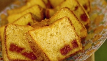 Bolo de fubá com goiabada