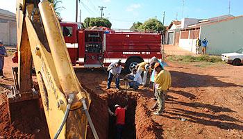 Andradina: Bombeiros tem que ajudar DAE a liberar esgoto