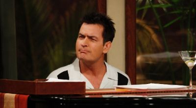 Charlie Sheen se dispõe a voltar para final de "Two and a Half Men"