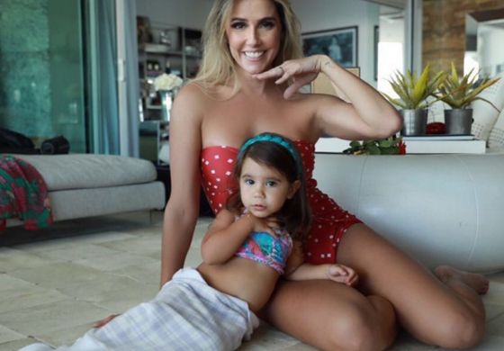 Deborah Secco mostra filha 'sereia' e manda recado para Isis Valverde: "Tem vaga?"