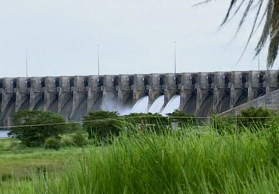 Usina hidrelétrica de Ilha Solteira abre três vertedouros do reservatório