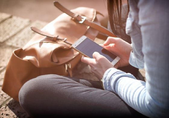 Meninas são mais afetadas por dores na coluna por uso de celular