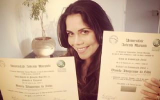 Daniela Albuquerque exibe diploma e dá aula de português no Twitter