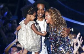 Ao lado da filha e do marido, Beyoncé brilha no VMA 2014