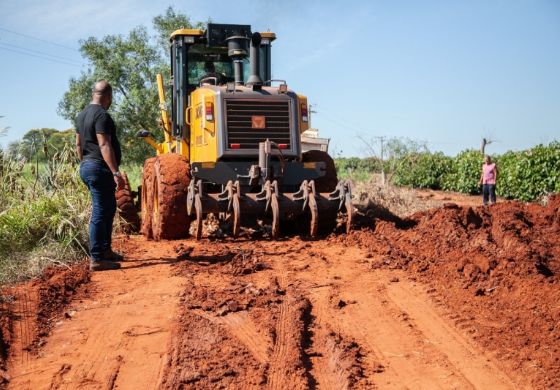 Prefeitura recupera moledamento de estradas no Timboré