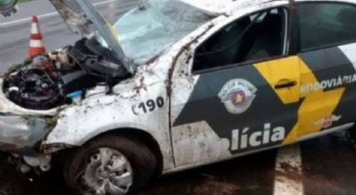 Carro da Polícia Rodoviária capota na Marechal Rondon