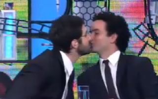 Rafinha Bastos beija Marco Luque na boca