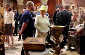 Rainha Elizabeth II visita o set de 'Game of Thrones'