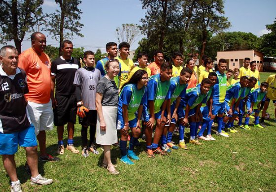 Tamiko saúda crianças da nova escolinha de futebol do Governo de Andradina