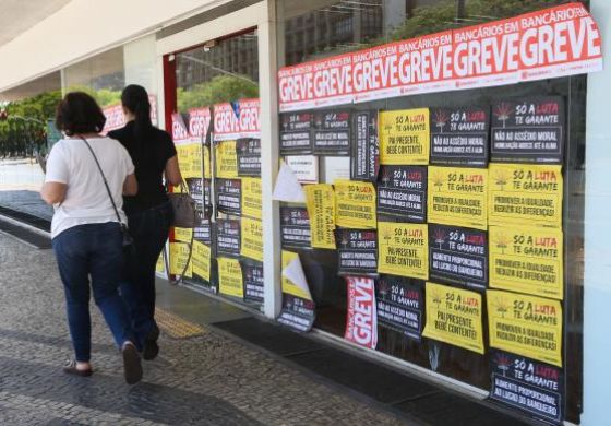 Greve dos bancários completa 30 dias; mais de 50% das agências estão fechadas