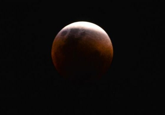 Eclipse total faz superlua desaparecer do céu do Brasil