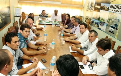 Vereadores e prefeito "estreitam laços" em reunião em Andradina