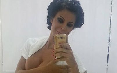 Lorena Bueri posta foto nua nos bastidores de ensaio sensual