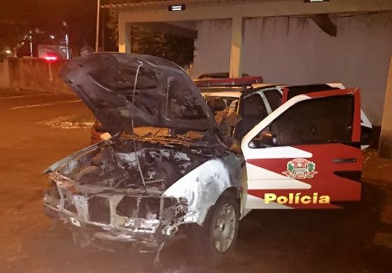 Carro da Polícia Civil é incendiado por bandidos em Ilha Solteira