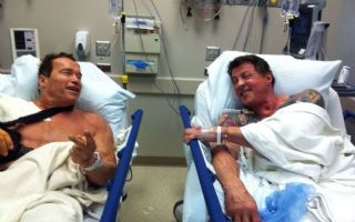 Schwarzenegger divide hospital com Stallone