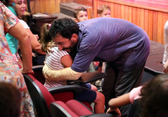 Teatro surpreende e emociona público com “grande ilha de lixo” do Oceano Pacífico