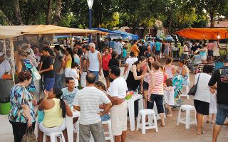 Feira noturna em praça tem boa aceitação 