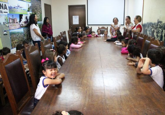 Tamiko recebe visita de estudantes que aprendem cidadania na prática