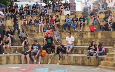 Fãs curtem rock em evento de bandas independentes em Andradina 