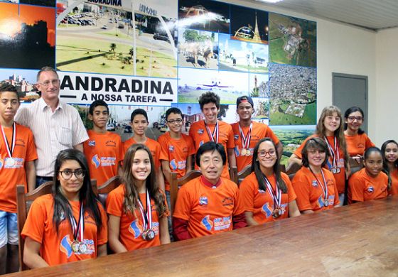 Jamil recepciona equipe de natação que trouxe 23 medalhas dos Jogos Regionais   