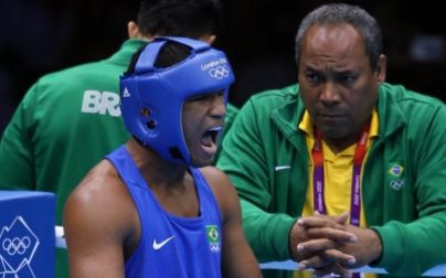 Esquiva massacra britânico e coloca Brasil pela 1ª vez na final do boxe