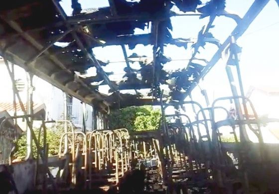 Ônibus fica destruído após pegar fogo em rua de Pereira Barreto