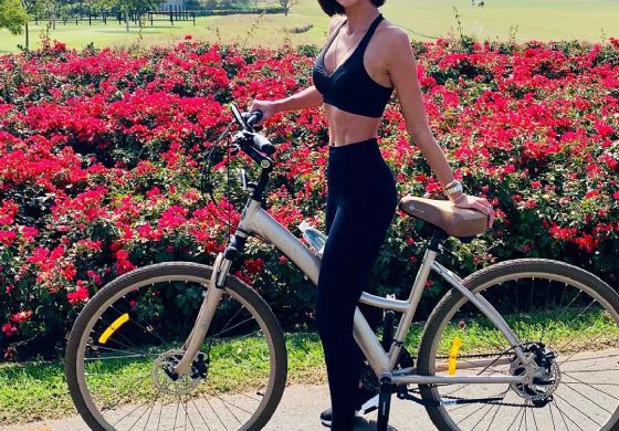 Mariana Rios exibe barriga em foto e fãs se espantam: "Mais magra que a bike"