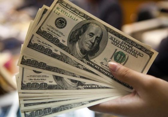 Cotação do dólar supera R$ 4 e é a mais alta em 21 anos