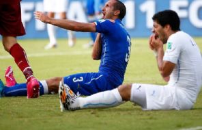 Fifa decide punir Suárez por nove partidas após mordida em Chiellini