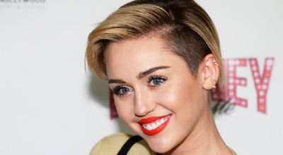 Miley Cyrus chega ao Brasil para mostrar que cresceu – e aprendeu a causar