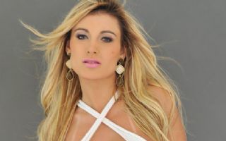 Nova dançarina de Latino posa de biquíni para se apresentar ao público