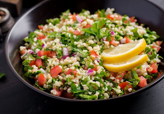 Acompanhamento para quibe de forno: aprenda a fazer uma deliciosa salada de tabule em poucos passos!