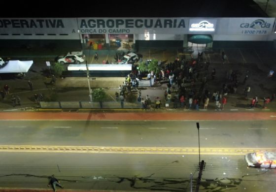 Polícia Militar realiza simulação de roubo com reféns em shopping de Andradina