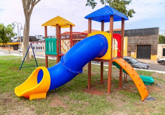 Novo parquinho infantil na praça Japão 