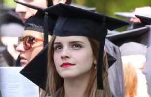 Emma Watson leva segurança disfarçada à formatura