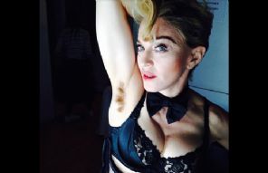 Madonna posta foto de axila sem depilação no Facebook