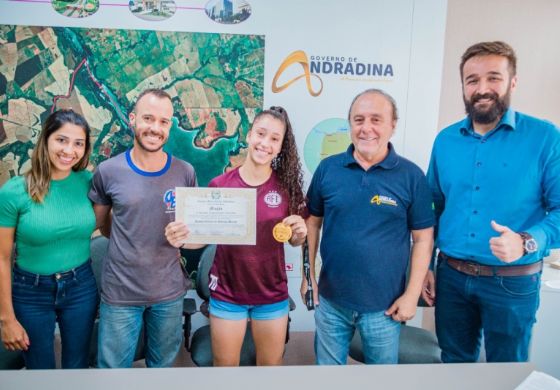 Prefeito recebe campeã da Flórida Cup de futebol feminino