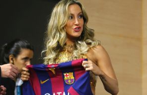 Fifa impede Claudia Leitte de posar para fotógrafo com camisa do Barcelona