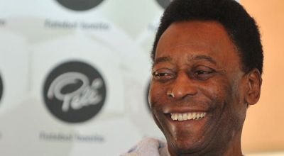 Pelé faz cirurgia para retirar pedras nos rins e não tem previsão de alta