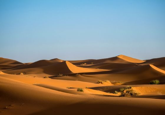Por que a temperatura do deserto à noite cai?