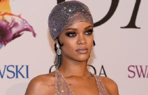 Em ‘Oscar da moda’, Rihanna prefere desfilar (quase) nua